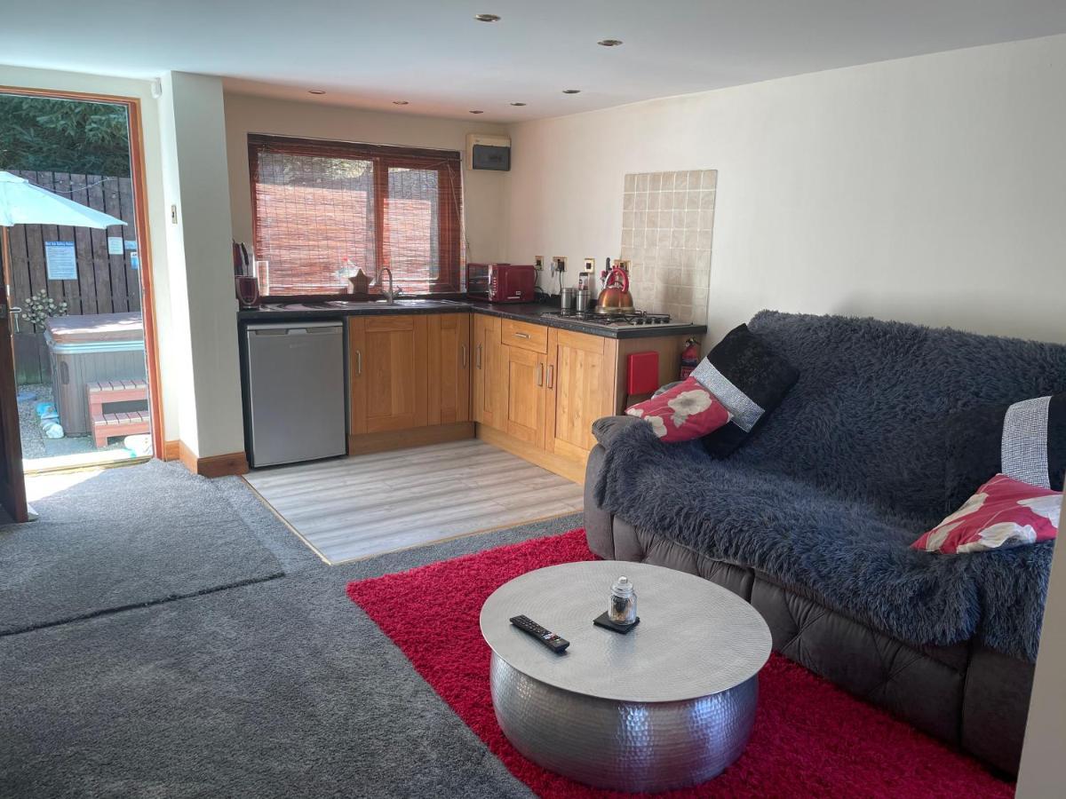 Cabin with Hot Tub in Aberdeenshire Villa Gamrie Buitenkant foto